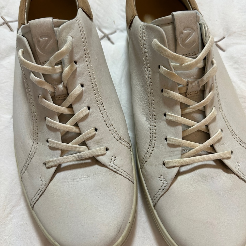 Ecco Cream Sneakers with Textured Leather and Lace-Up Design